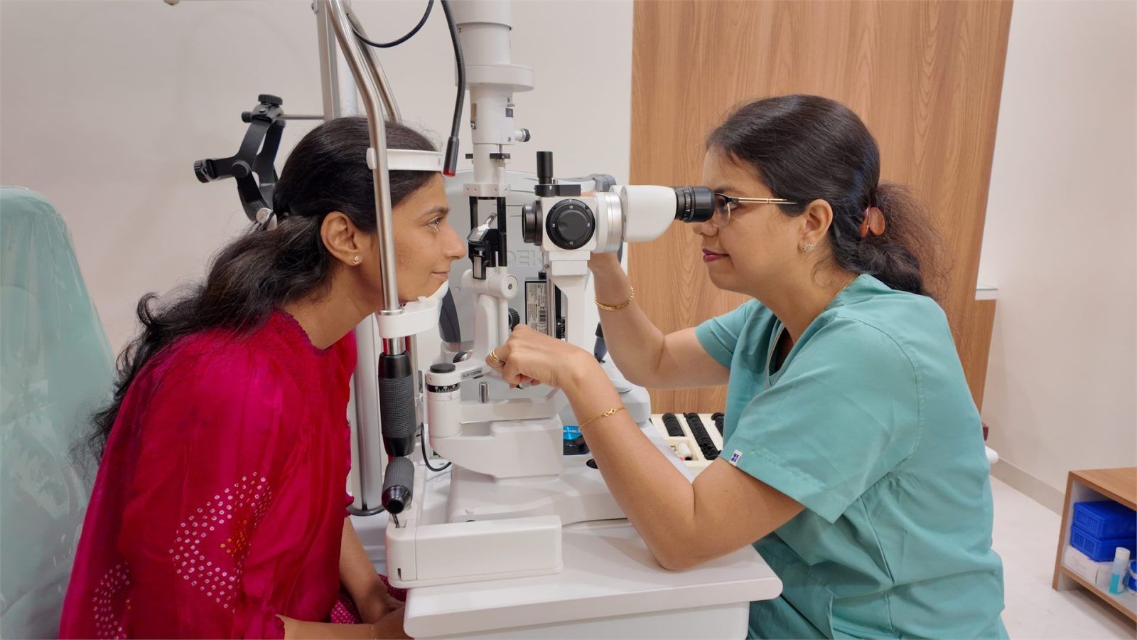 Dr Arushi Goyal Deshmukh consulting with an eye patient